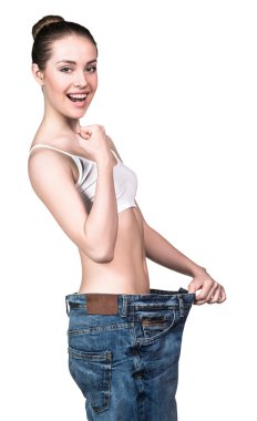 Eski büyük kot giyen kadın