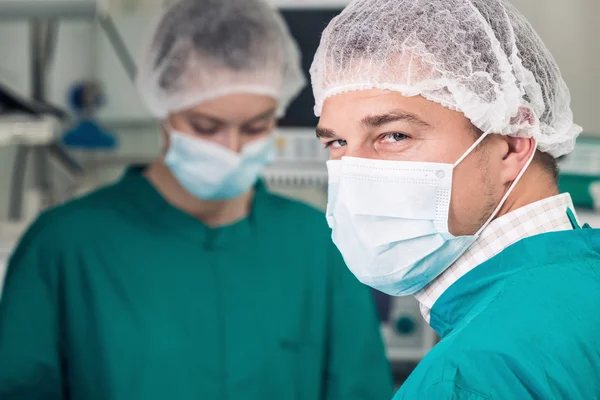 La mirada atenta del cirujano en la máscara — Foto de Stock