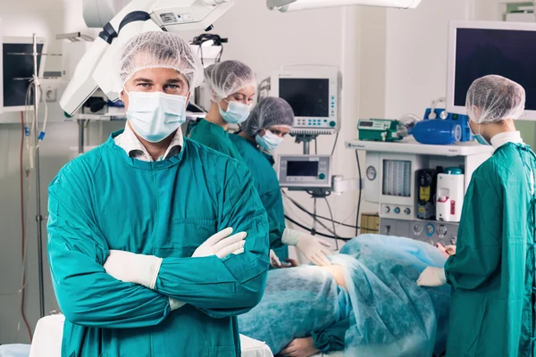 Chirurgie team werkzaam — Stockfoto