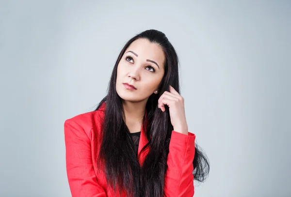 Jovem mulher pensativa em casaco vermelho — Fotografia de Stock