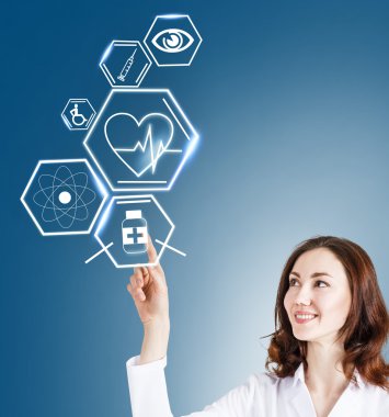 Kadın doktor sağlık kutsal kişilerin resmi ile çalışma