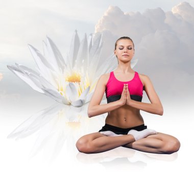 Lotus pozisyonunda oturan genç bir kadın.