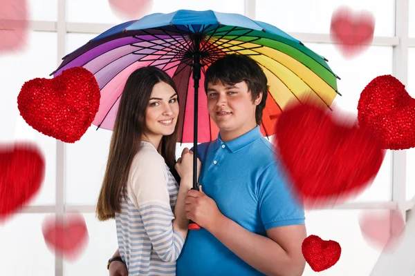 Feliz casal sorridente sob guarda-chuva colorido — Fotografia de Stock