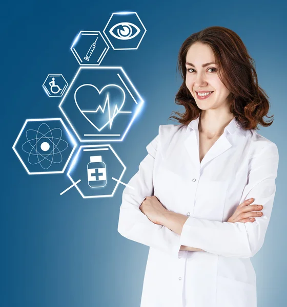 Vrouwelijke arts werkzaam met gezondheidszorg symbolen — Stockfoto