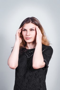 Baş ağrısı olan genç ve güzel bir kadın.