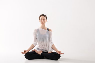 pratik Yoga lotus pozisyonunda kadın