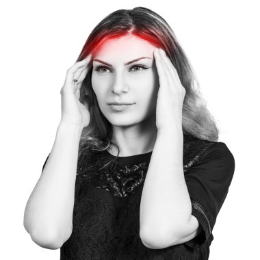 Baş ağrısı olan genç bir kadın.