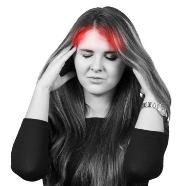 Baş ağrısı olan genç bir kadın.