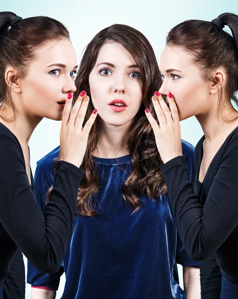 Meninas jovens fofocando algum segredo — Fotografia de Stock