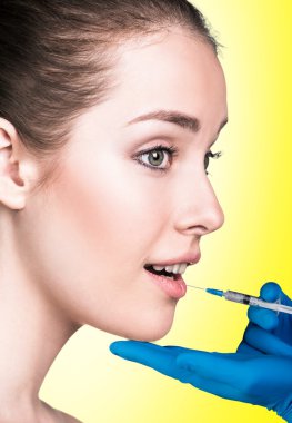 Güzel kadın bir enjeksiyon alır