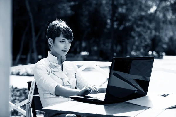 Atraente jovem mulher usando laptop — Fotografia de Stock