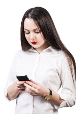 Cep telefonu kullanan genç bir kadın.