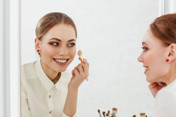 Skönhet kvinna tillämpa makeup — Stockfoto