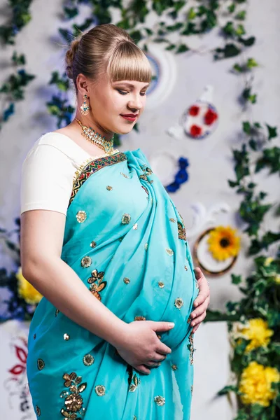 Zwangere vrouw in Indiase sari — Stockfoto