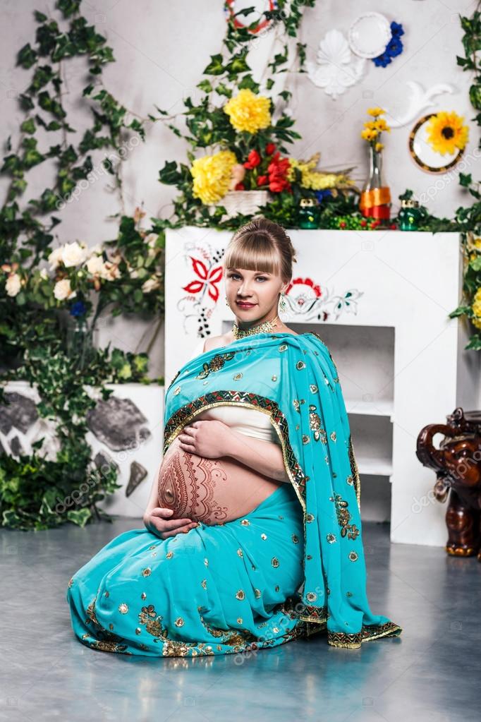 Femme Enceinte En Sari Avec Des Tatouages Au Henné