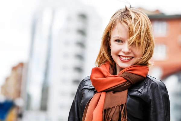 Young beautiful woman on the street — Stock Photo, Image