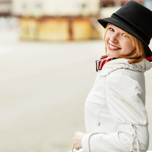 Beautiful woman on the city street — Stock Photo, Image