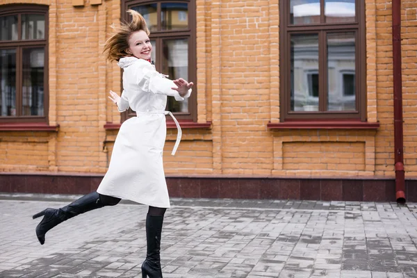 Glückliche Frau springt auf die Straße — Stockfoto