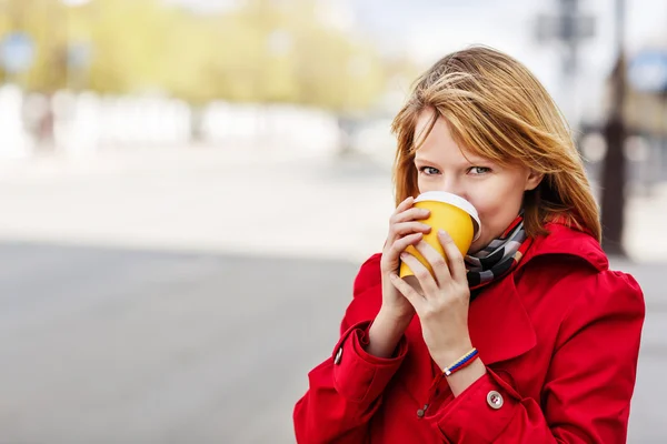 Jeune belle femme avec pour aller café — Photo