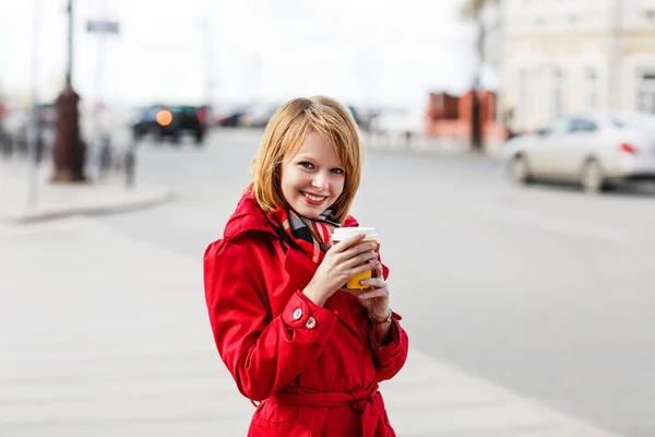 Mladá krásná žena s jít kávy — Stock fotografie