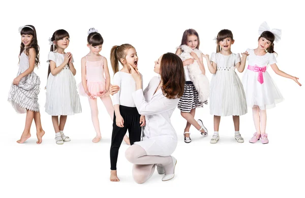 Médico examinando garganta de niña — Foto de Stock