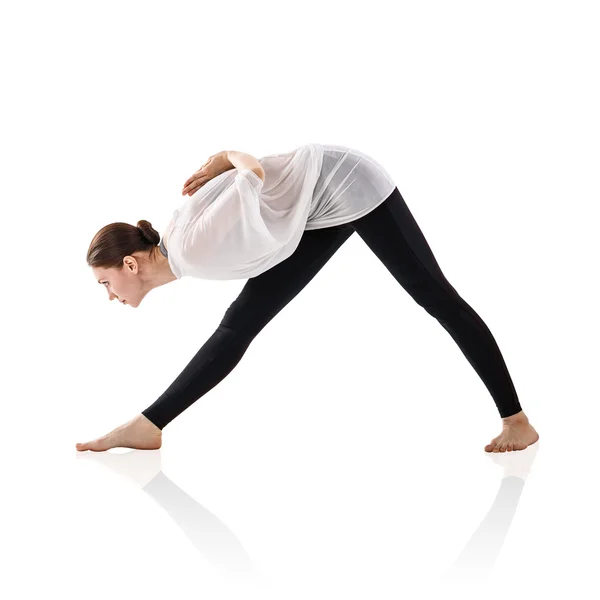 Mujer joven haciendo ejercicio de yoga — Foto de Stock