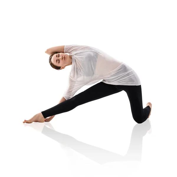 Mujer joven haciendo ejercicio de yoga —  Fotos de Stock