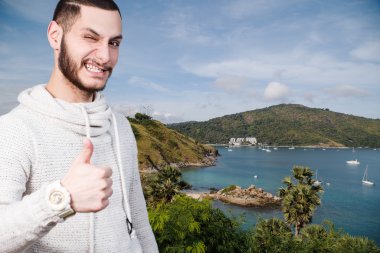 Başparmak yukarıya üstünde beach baclground kadınla.