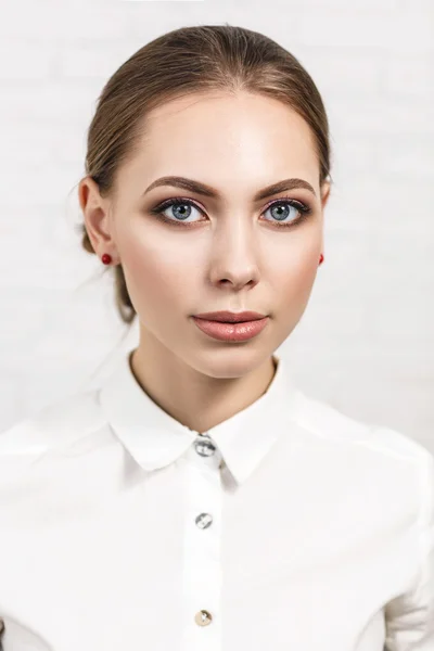 Vacker kvinna ansikte med professionell makeup — Stockfoto