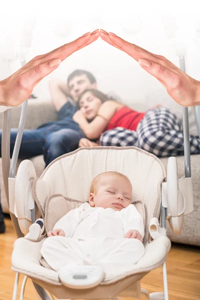 Liten pojke sov i baby swing — Stockfoto