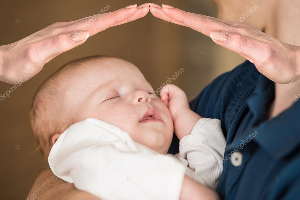 Bebe Recien Nacido Durmiendo En Sus Brazos Foto De Stock C Kotin Bebe Recien Nacido Durmiendo En Sus Brazos Foto De Stock C Kotin