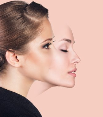 bir maske çekici genç bir kadın