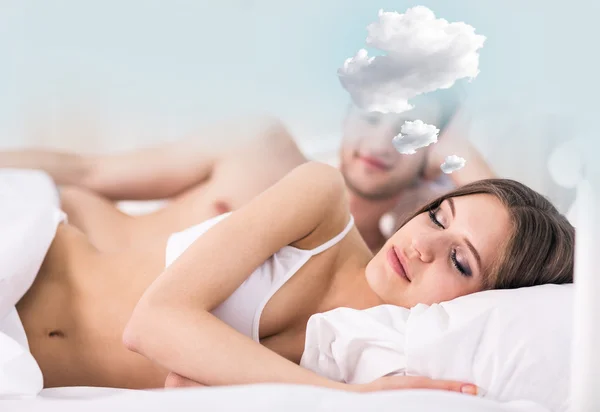 Mulher com pensamentos nuvem dormindo na cama — Fotografia de Stock