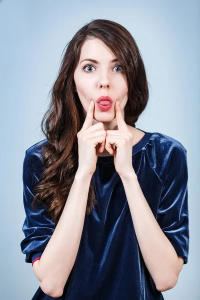 Jovem mulher salientando a língua — Fotografia de Stock