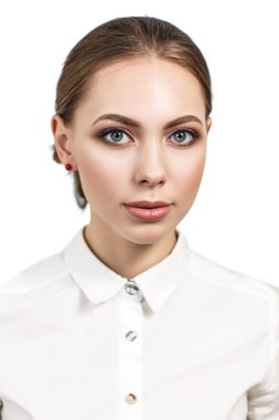 güzel bir kadın yüzü ile profesyonel makyaj