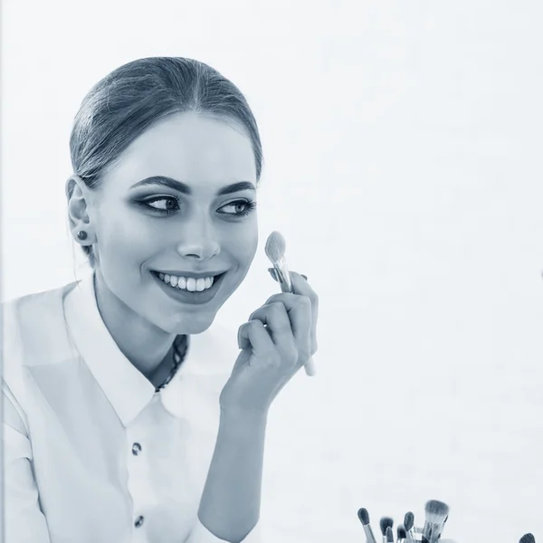 Belleza mujer aplicando maquillaje —  Fotos de Stock