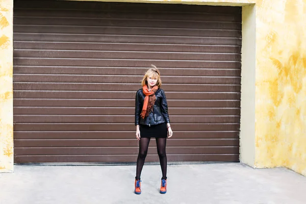 Mulher posando contra a porta da garagem . — Fotografia de Stock