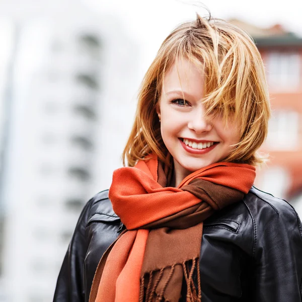 Jeune belle femme dans la rue — Photo