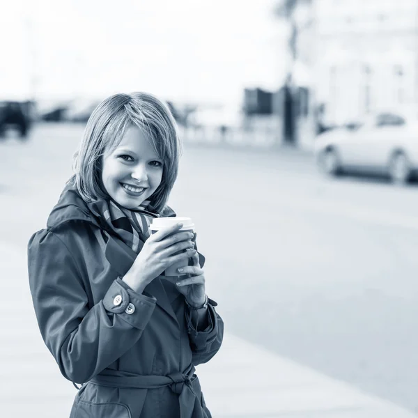 Ung vacker kvinna med gå kaffe — Stockfoto