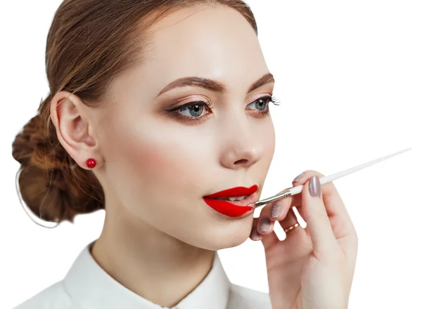 Jonge vrouw die lippenstift aanbrengt met een applicator — Stockfoto