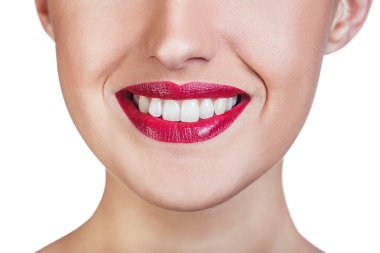 Sağlıklı dişler ve kırmızı dudaklar ile mükemmel bir gülümseme