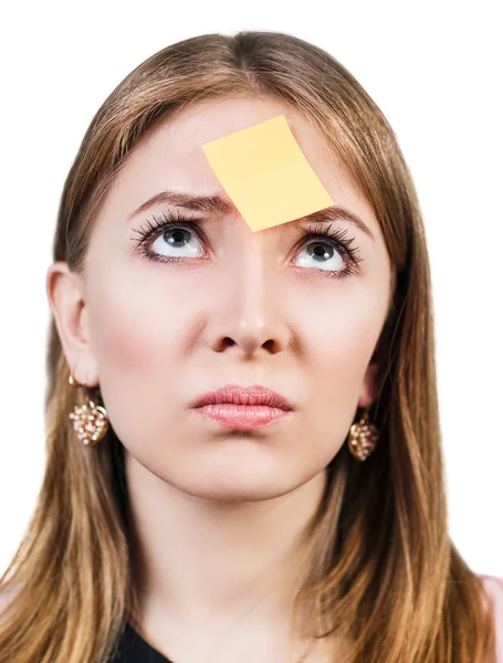Donna confusa con un adesivo sulla fronte — Foto Stock