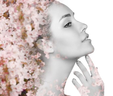 Çiçek açan ağaç çiçek genç kadın