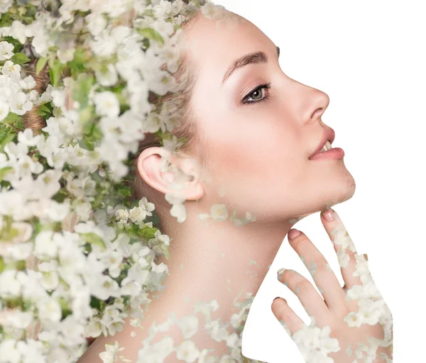 Mujer joven sobre el árbol floreciente floral —  Fotos de Stock