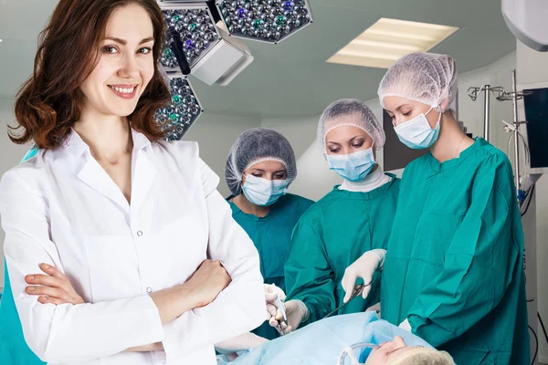 Chirurgie team in de operatiekamer — Stockfoto