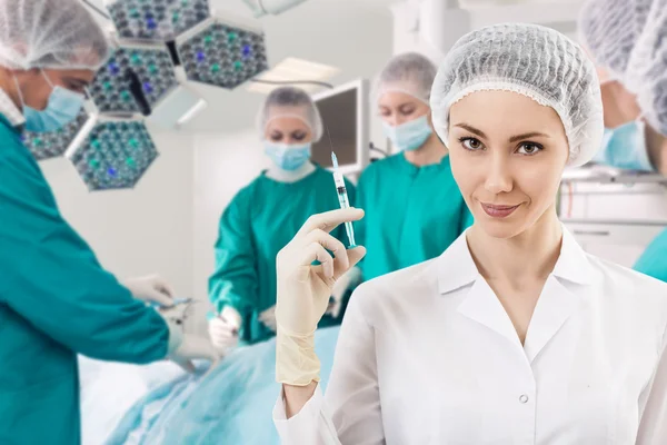 Teem anestezjologa ze strzykawki i chirurgii — Zdjęcie stockowe