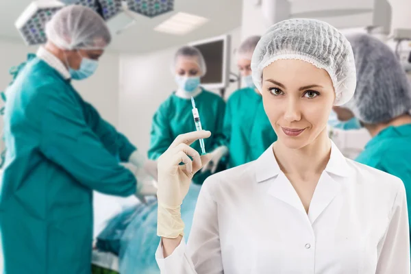 Anesteziolog se stříkačkou a chirurgie hemžit — Stock fotografie