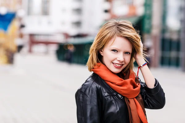 Young beautiful woman on the street — Stock Photo, Image