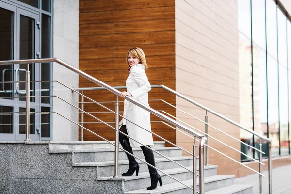 Mooie jonge vrouw in witte jas — Stockfoto