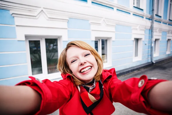 Lächelndes junges Mädchen macht Selfie — Stockfoto